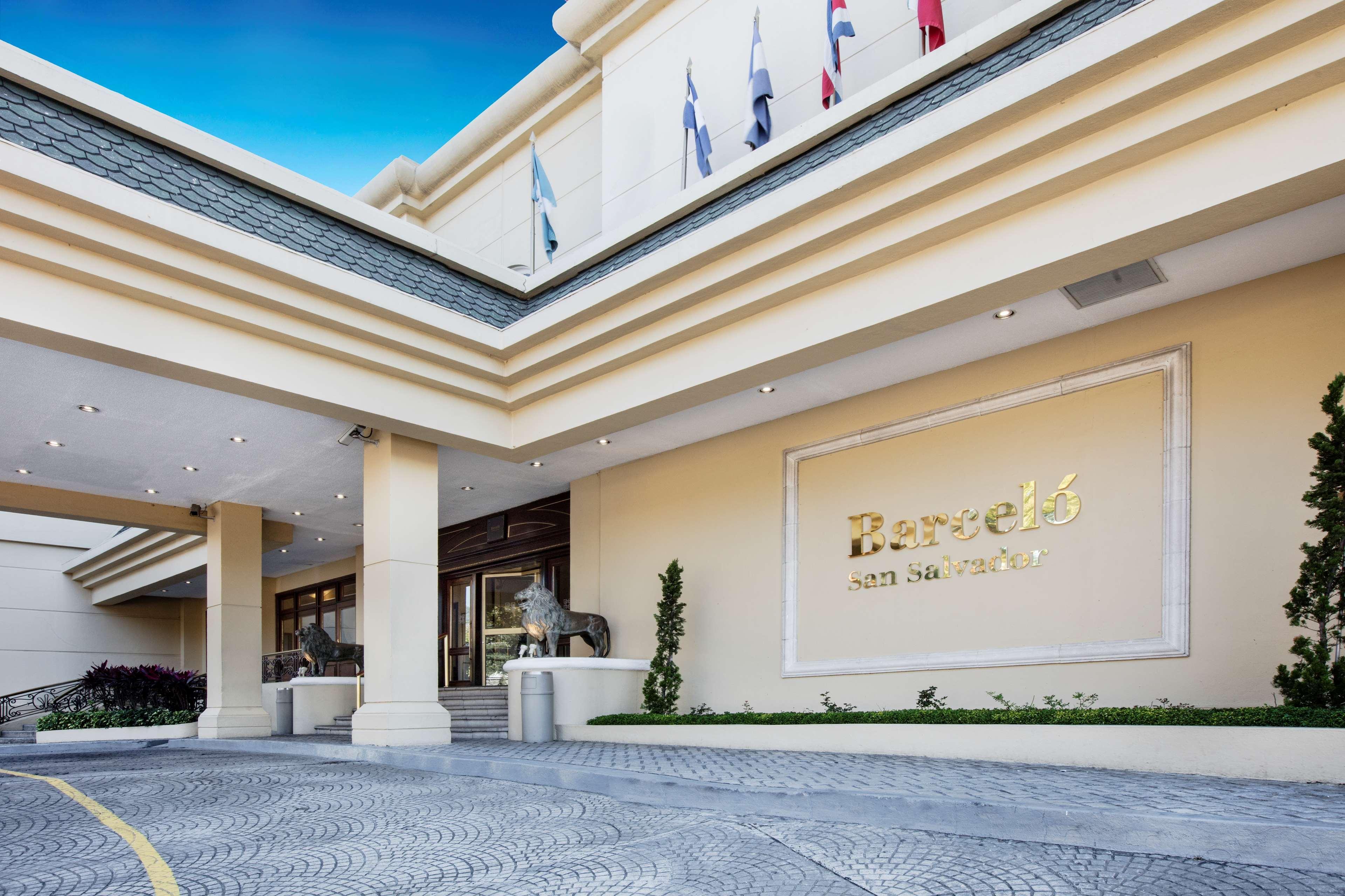 ホテル バルセロ サン サルヴァドル サンサルバドル エクステリア 写真 The hotel's entrance