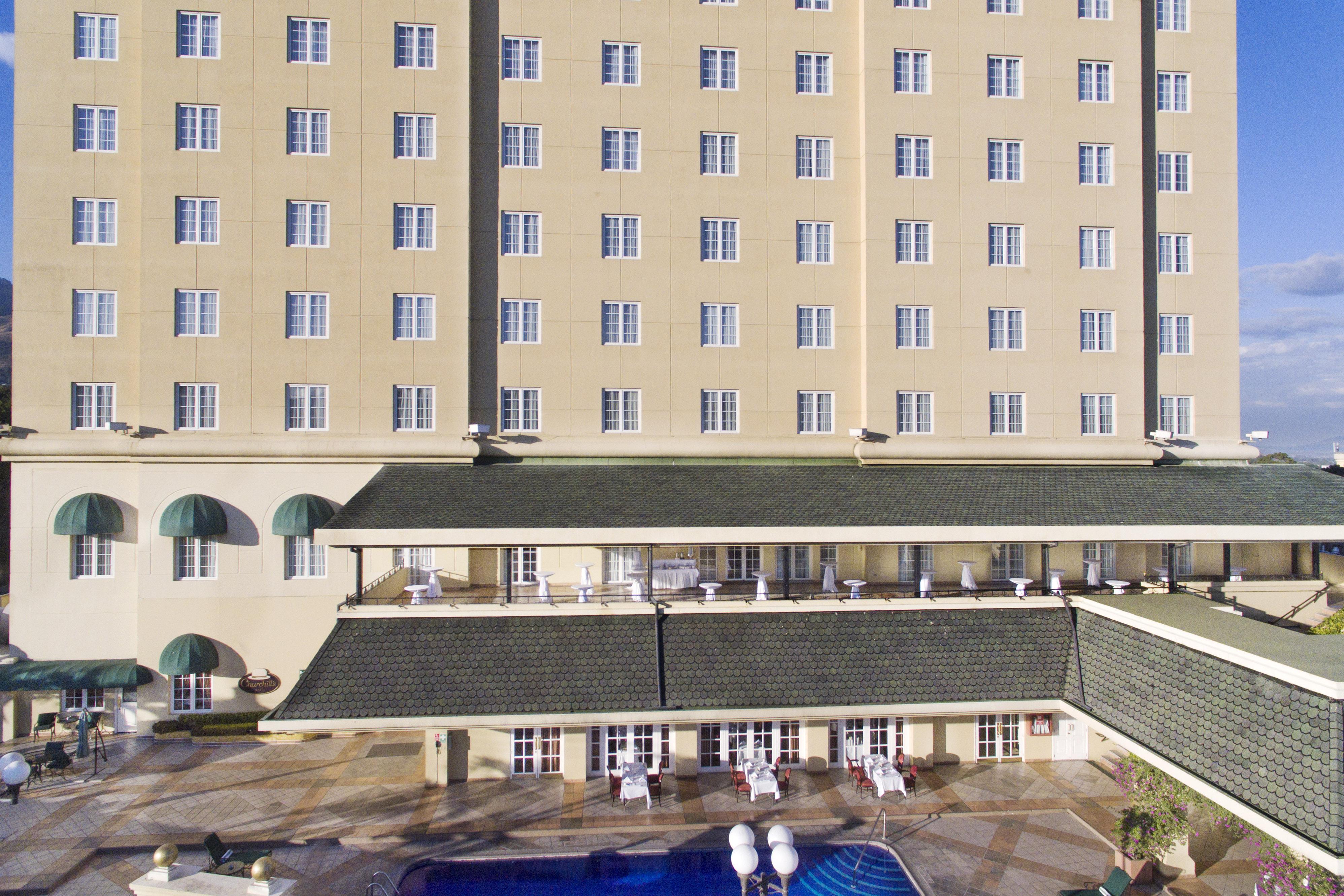 ホテル バルセロ サン サルヴァドル サンサルバドル エクステリア 写真 The hotel's pool