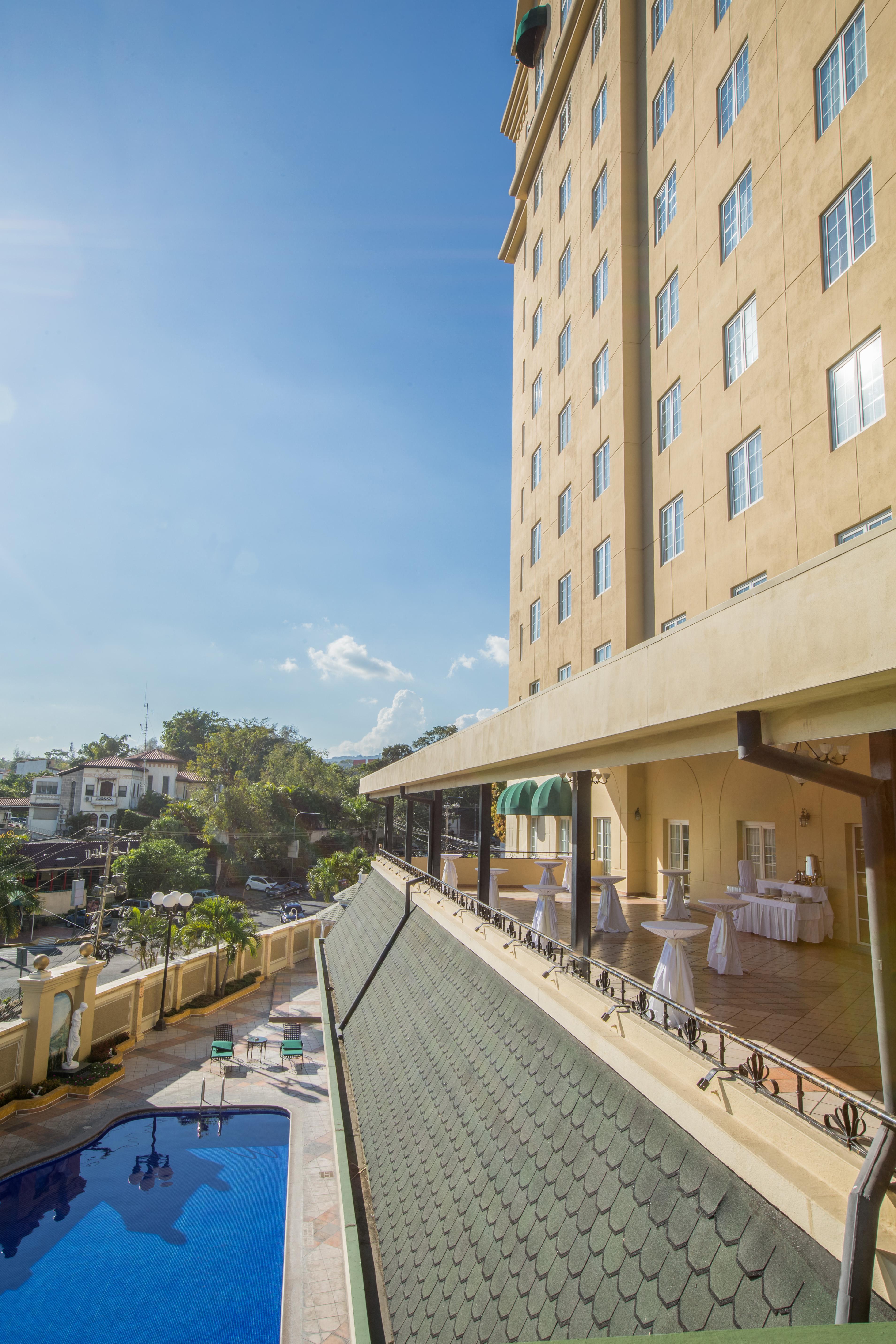 ホテル バルセロ サン サルヴァドル サンサルバドル エクステリア 写真 The hotel's terrace