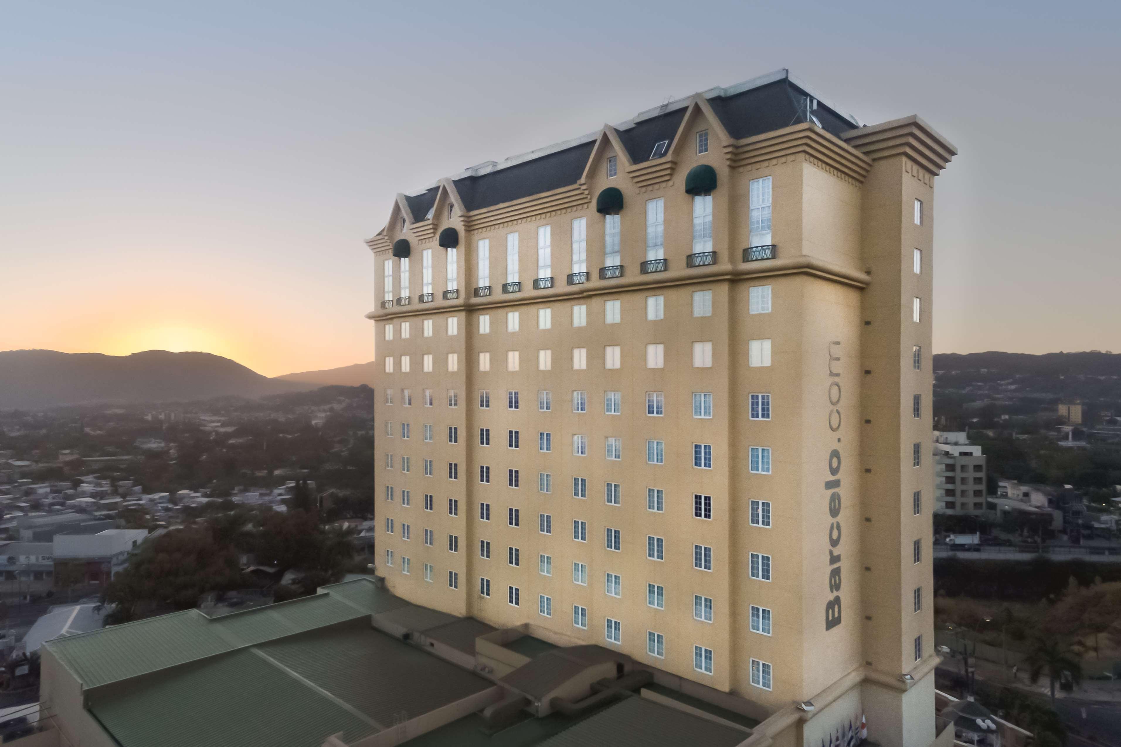 ホテル バルセロ サン サルヴァドル サンサルバドル エクステリア 写真 The hotel at sunset