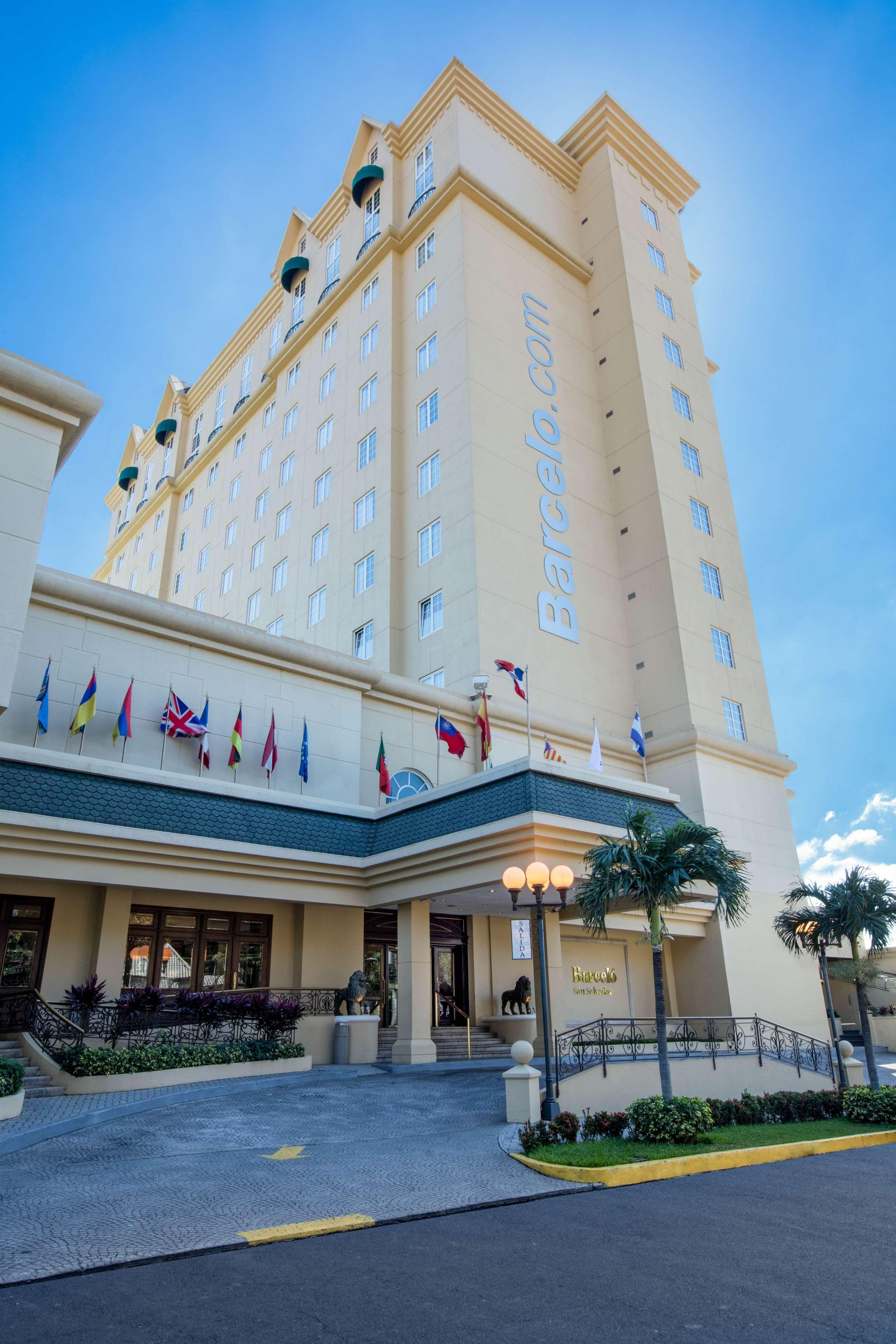 ホテル バルセロ サン サルヴァドル サンサルバドル エクステリア 写真 The hotel's entrance