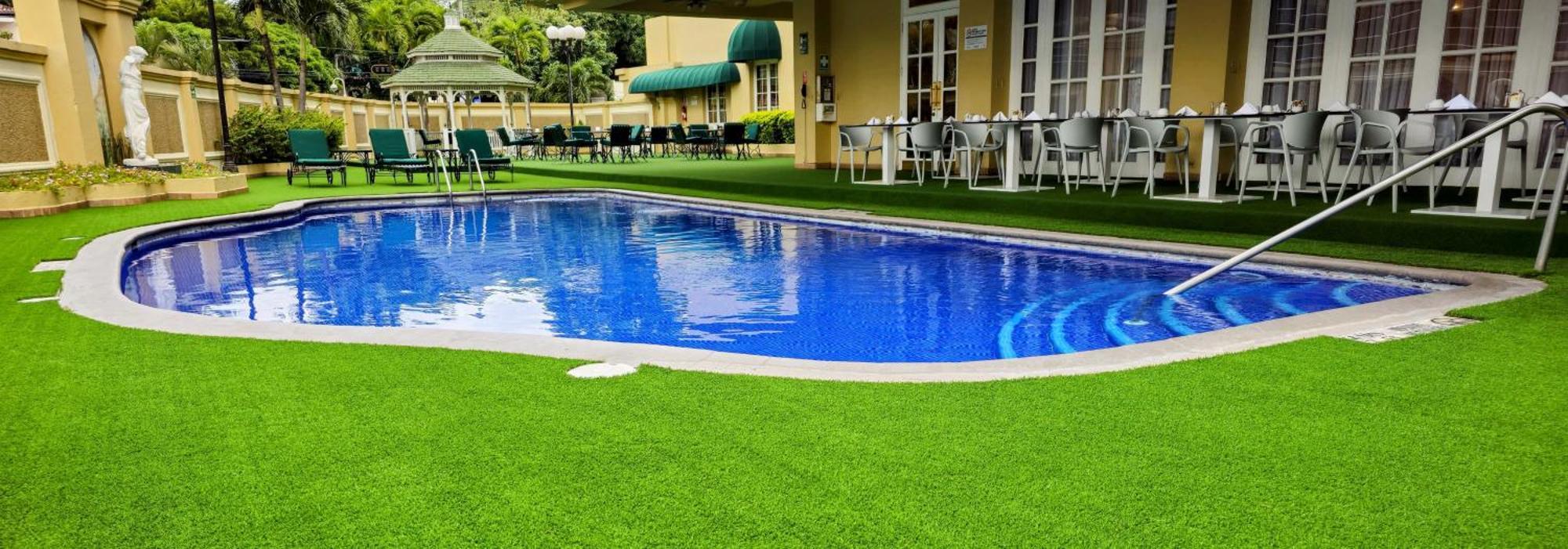 ホテル バルセロ サン サルヴァドル サンサルバドル エクステリア 写真 Artificial grass around a pool