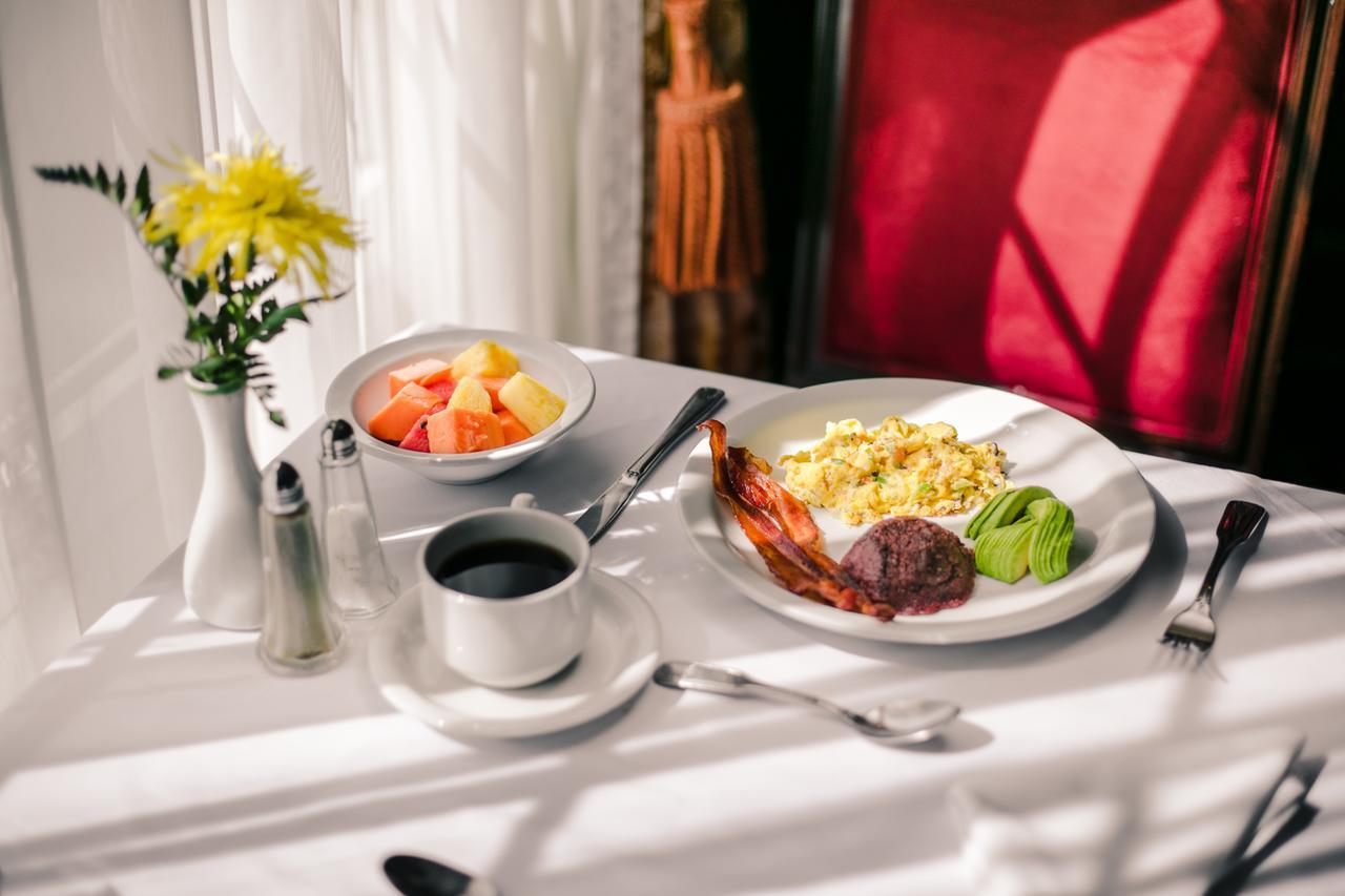 ホテル バルセロ サン サルヴァドル サンサルバドル エクステリア 写真 Room service breakfast