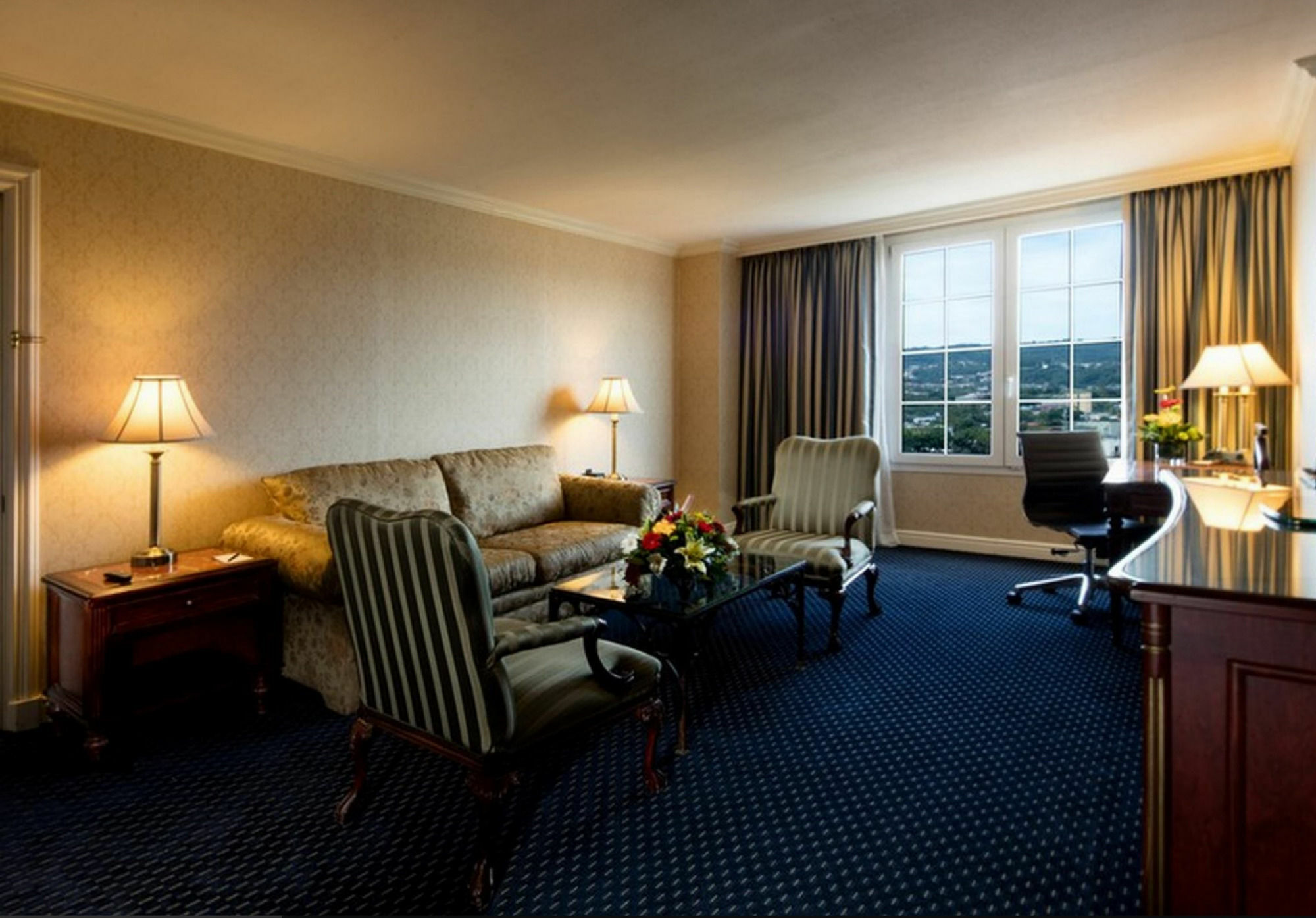 ホテル バルセロ サン サルヴァドル サンサルバドル エクステリア 写真 A suite at the Westin Boston Harbor