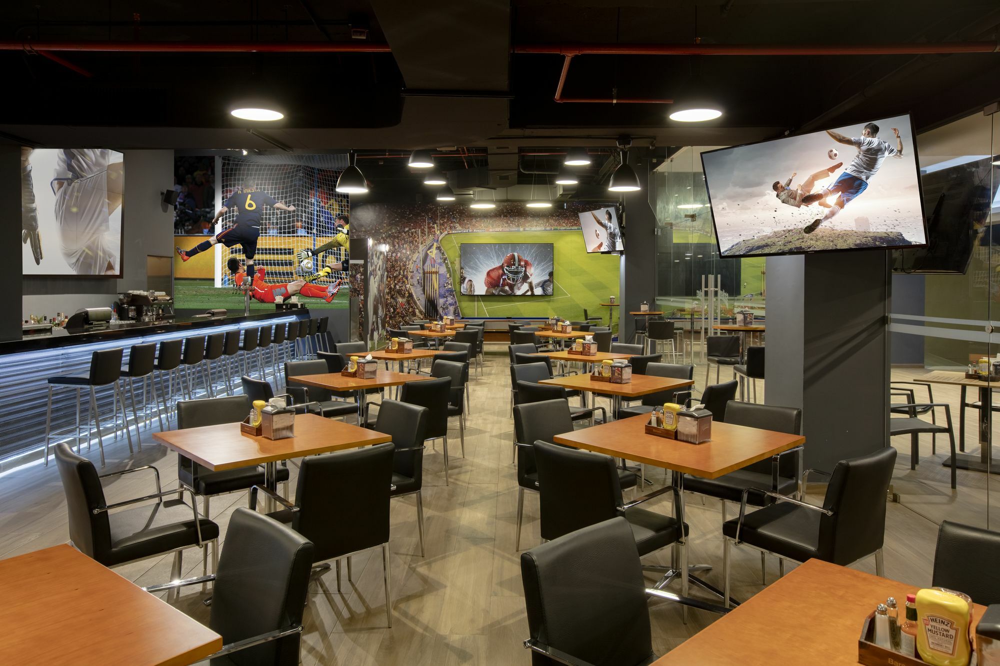 ホテル バルセロ サン サルヴァドル サンサルバドル エクステリア 写真 The interior of a typical Hooters restaurant