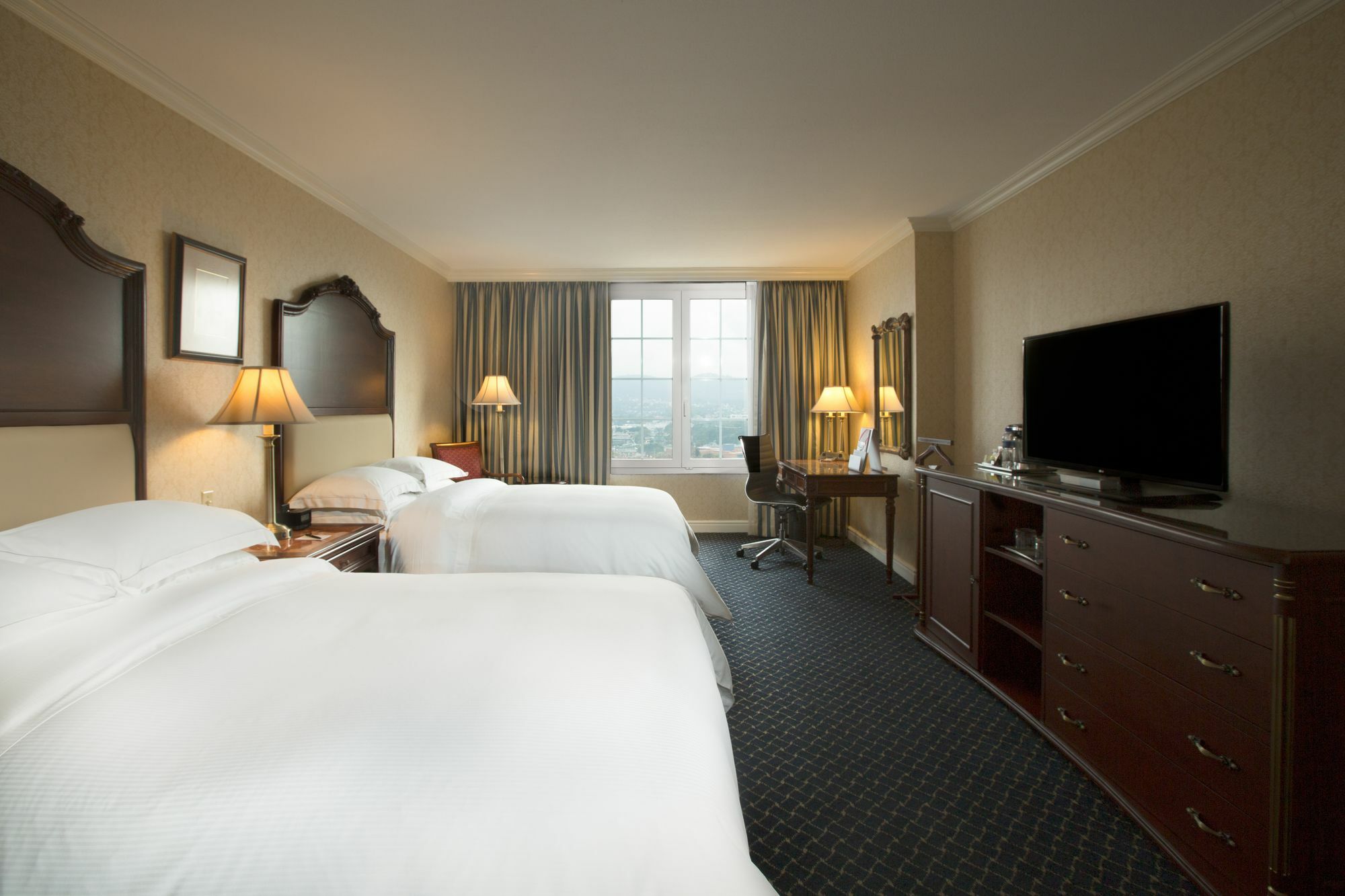 ホテル バルセロ サン サルヴァドル サンサルバドル エクステリア 写真 A guest room at the Sheraton Fallsview Hotel