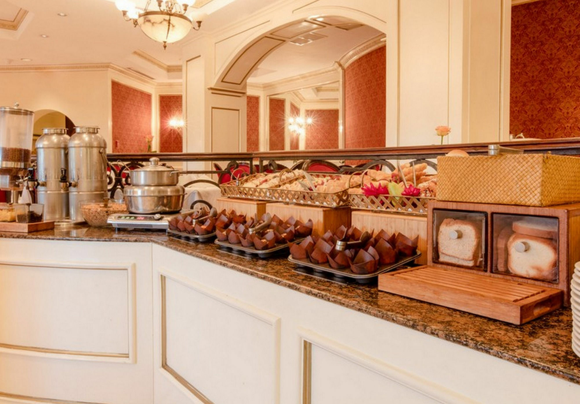 ホテル バルセロ サン サルヴァドル サンサルバドル エクステリア 写真 A buffet at a hotel