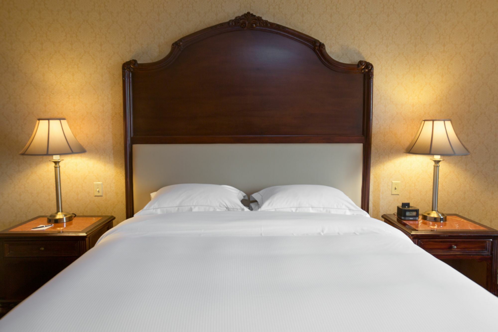ホテル バルセロ サン サルヴァドル サンサルバドル エクステリア 写真 A bed with a headboard